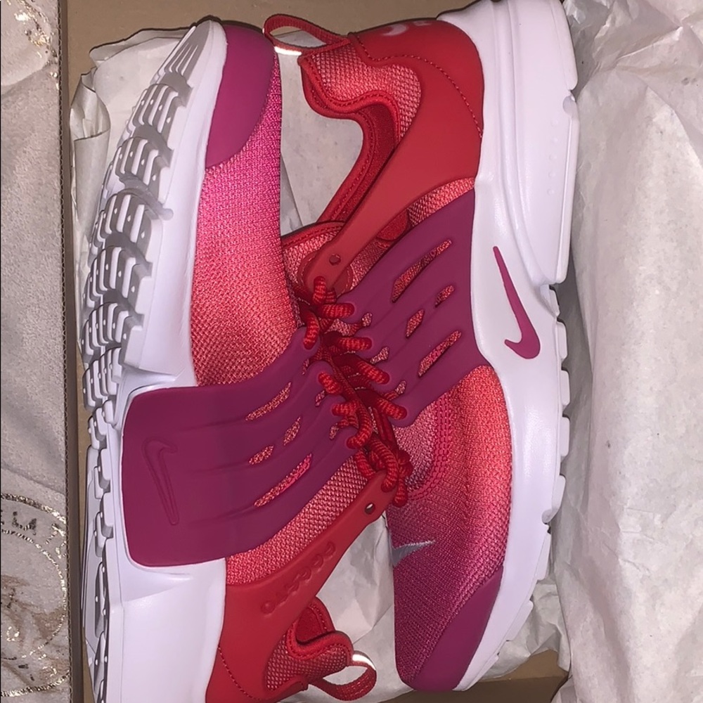 These are a size 11 Nike air Presto.